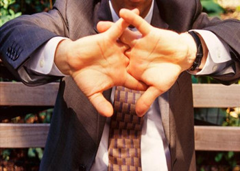 掰手指关节会导致关节炎吗？  Does cracking your knuckles cause arthritis?